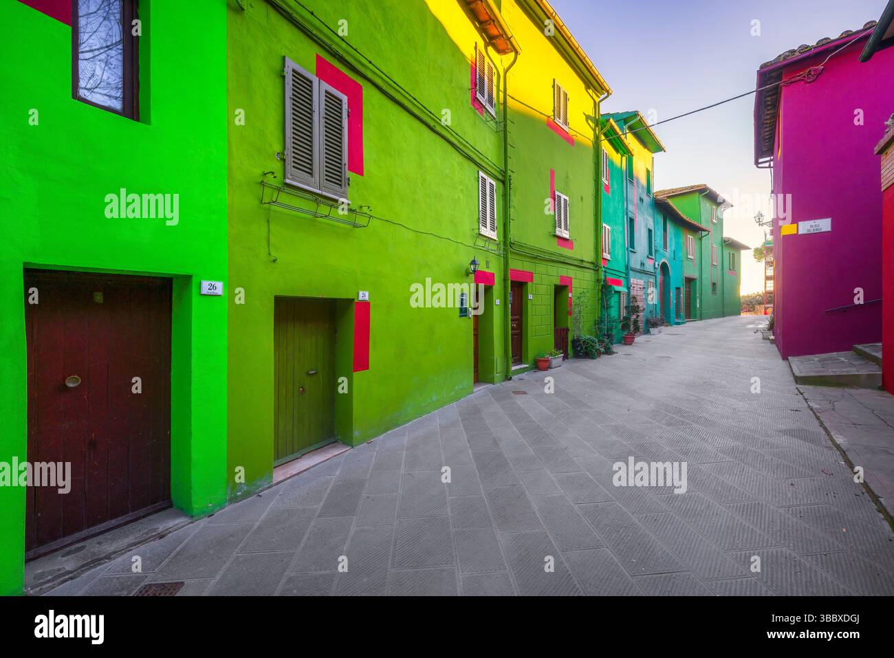 Bunte Häuser in einer Straße von Ghizzano, Peccioli. Provinz Pisa, Region Toskana, Italien Stockfoto