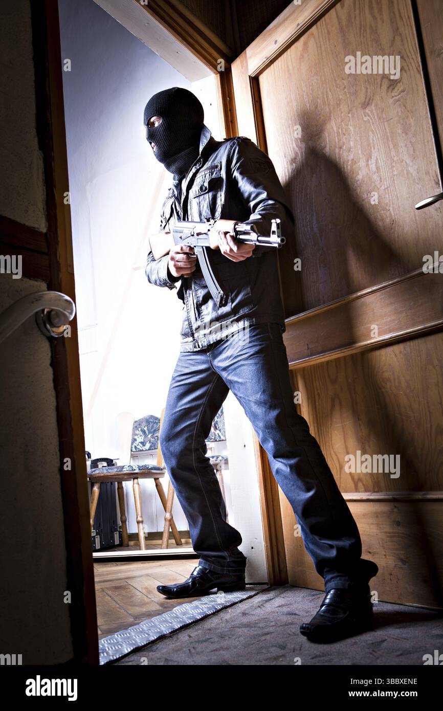 Vermaskierter Militante mit einer Kalaschnikow Maschinenpistole Stockfoto