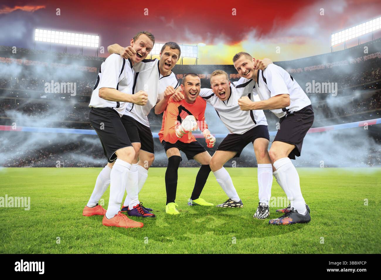 Szenen aus einem Fußball- oder Fußballspiel mit jubelnden männlichen Spielern Stockfoto