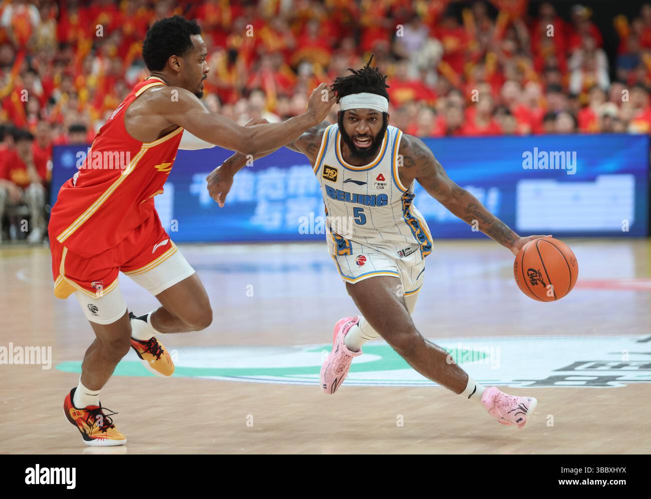 Hangzhou, chinesische Provinz Zhejiang. Mai 2025. Eugene German (R) von Beijing Ducks bricht beim Endspiel der fünften Runde zwischen Zhejiang Lions und Beijing Ducks in der Saison 2024-2025 der chinesischen Basketball Association (CBA) Liga in Hangzhou, ostchinesische Provinz Zhejiang, am 17. Mai 2025 durch. Quelle: Luo Yuan/Xinhua/Alamy Live News Stockfoto