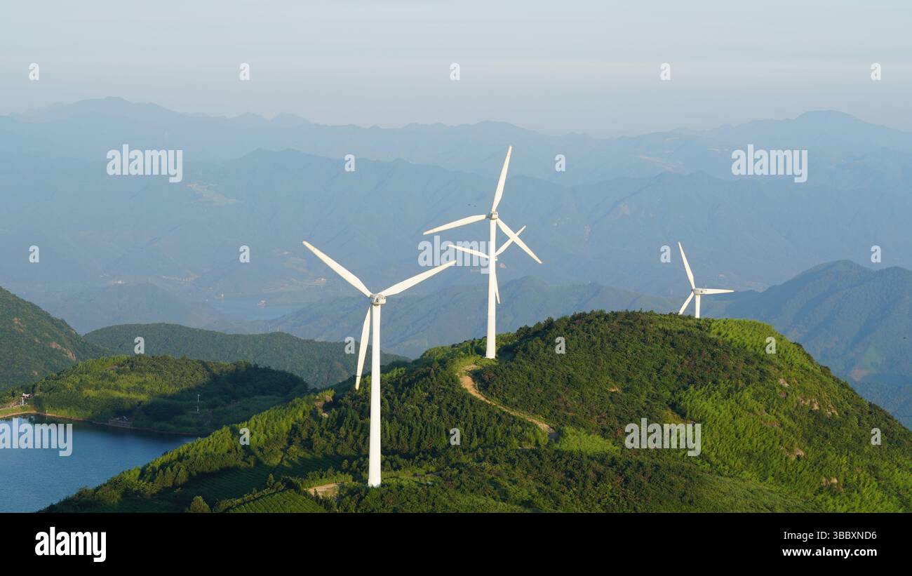 Windturbinen auf dem Gipfel des Dongbai Mountain, Jinhua Stockfoto