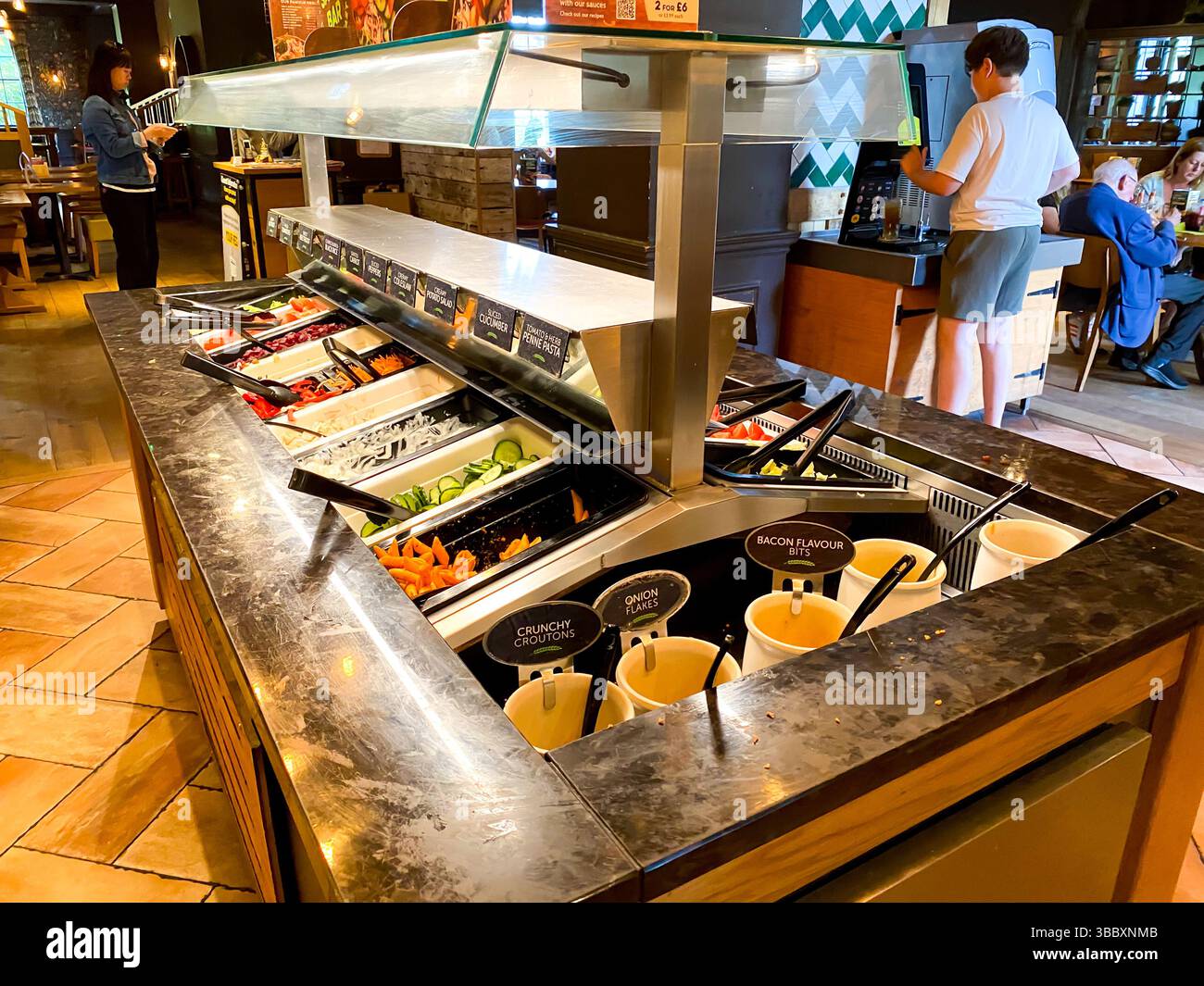 Eine Salatbar mit Selbstbedienung in einem Harvester Restaurant in Großbritannien Stockfoto