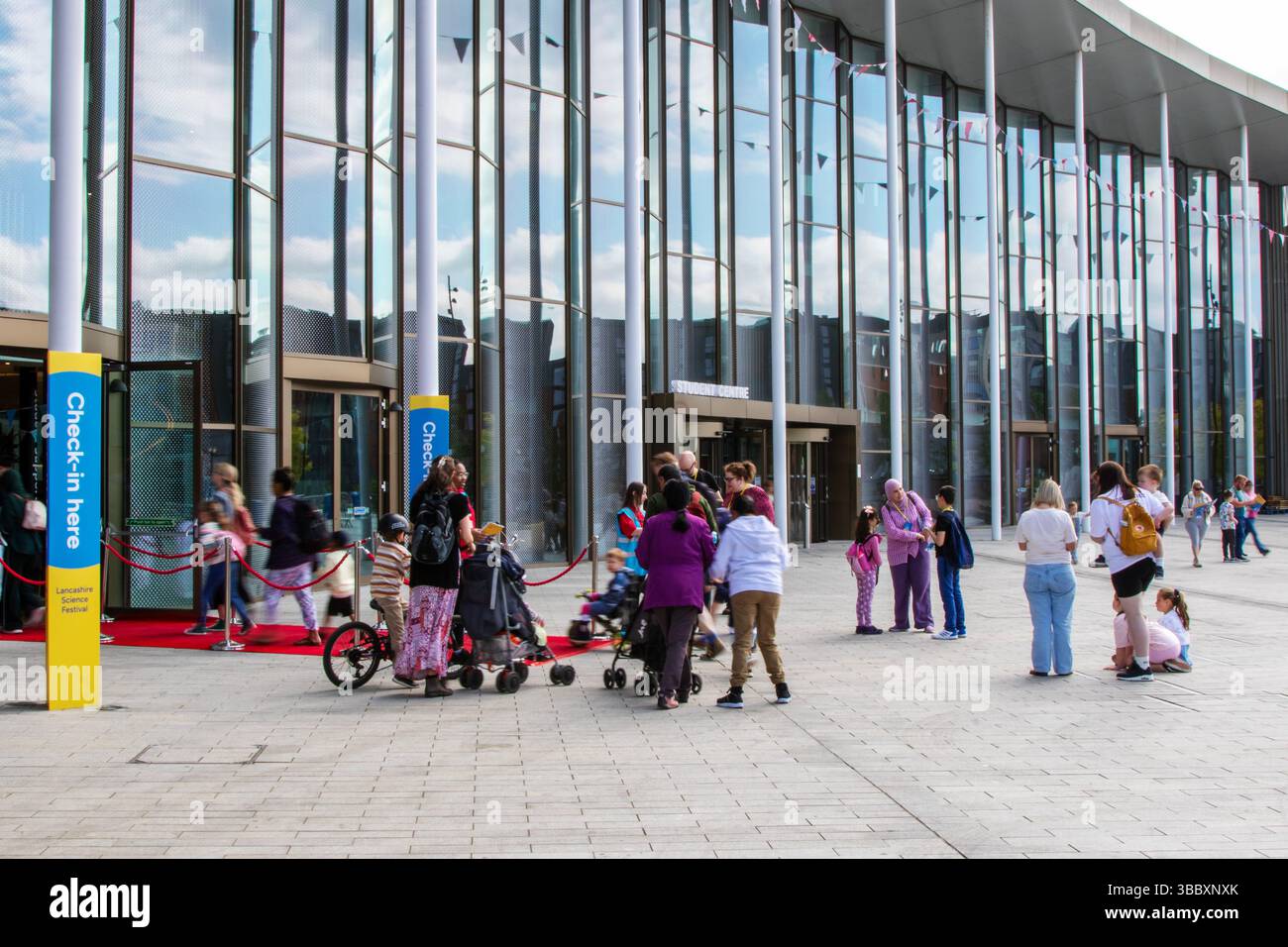 Preston, Großbritannien 17. Mai 2025. Der Campus der Uclan University ist für das Wissenschaftsfestival am Wochenende geöffnet. Stockfoto