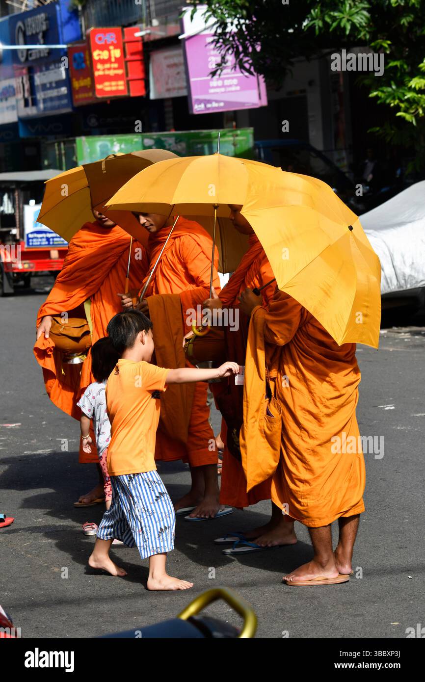 Buddhistische Mönche auf Ihren morgendlichen Almosen rund, Phnom Penh, Kambodscha, South Esat Asien. Stockfoto