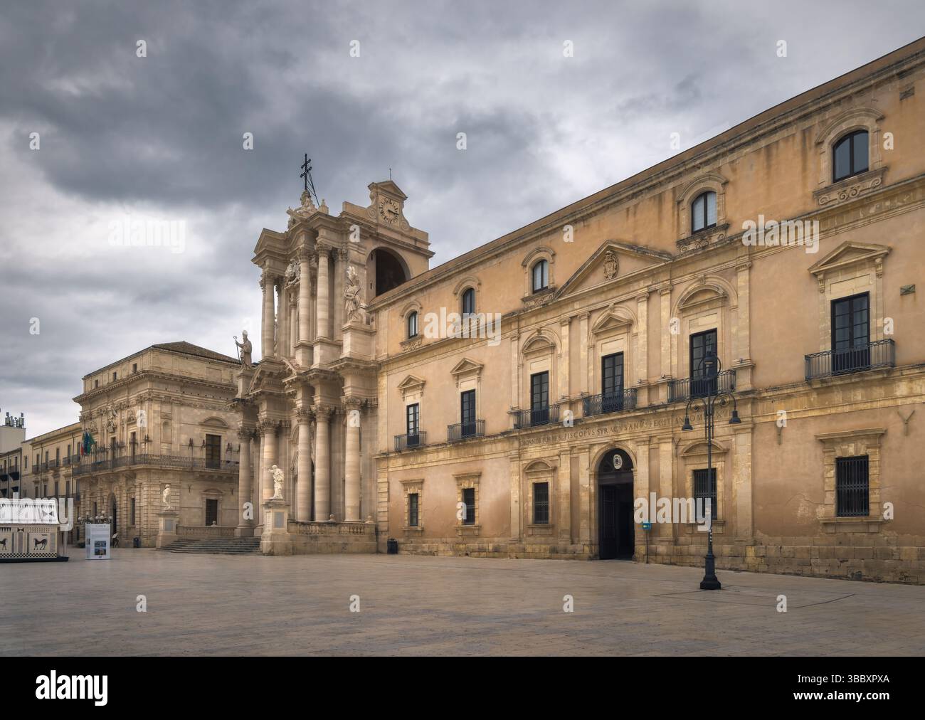 Die Kathedrale von Syrakus zeigt majestätische Architektur und lädt Besucher ein, ihre Schönheit unter den Wolken in Sizilien, Italien, zu erkunden Stockfoto