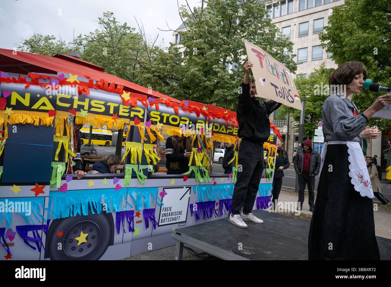 Berlin, Deutschland. Mai 2025. Die Teilnehmer stehen vor der ungarischen Botschaft mit Plakaten mit der Aufschrift "nächster Halt: Budapest Pride" während einer Kundgebung gegen das Pride-Verbot in Ungarn unter dem Motto "gemeinsam für Menschenrechte". Die rechtspopulistische Regierung in Ungarn beschloss im März, die jährlichen Pride-Paraden zu verbieten. Quelle: Christophe Gateau/dpa/Alamy Live News Stockfoto