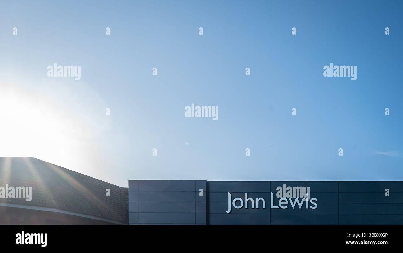 Das ikonische John Lewis Shopschild ist ein Leuchtturm des britischen Einzelhandels. Stockfoto