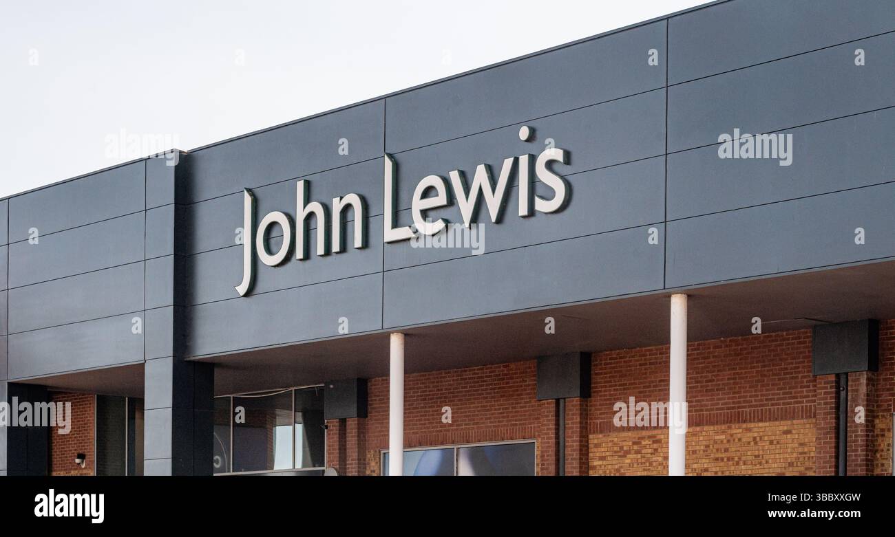 Das ikonische John Lewis Shopschild ist ein Leuchtturm des britischen Einzelhandels. Stockfoto