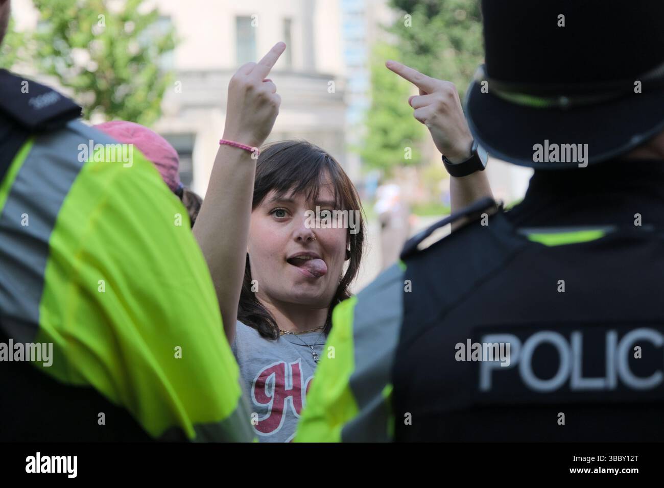 Bristol, Großbritannien. Mai 2025. Ein ukip-Unterstützer. Ist abgebildet. Bristol protestiert gegen Hass vor dem Cenotaph. Die Aussicht auf eine Demonstration, bei der der UKIP-Führer Nick Tenconi zu Massendeportationen und einem Ende der linken Wollheit aufruft, hat eine Gegendemo im Stadtzentrum von Bristol von verschiedenen nicht-hierarchischen Gruppen unter dem Banner Bristol Against Hass ausgelöst. Quelle: JMF News/Alamy Live News Stockfoto