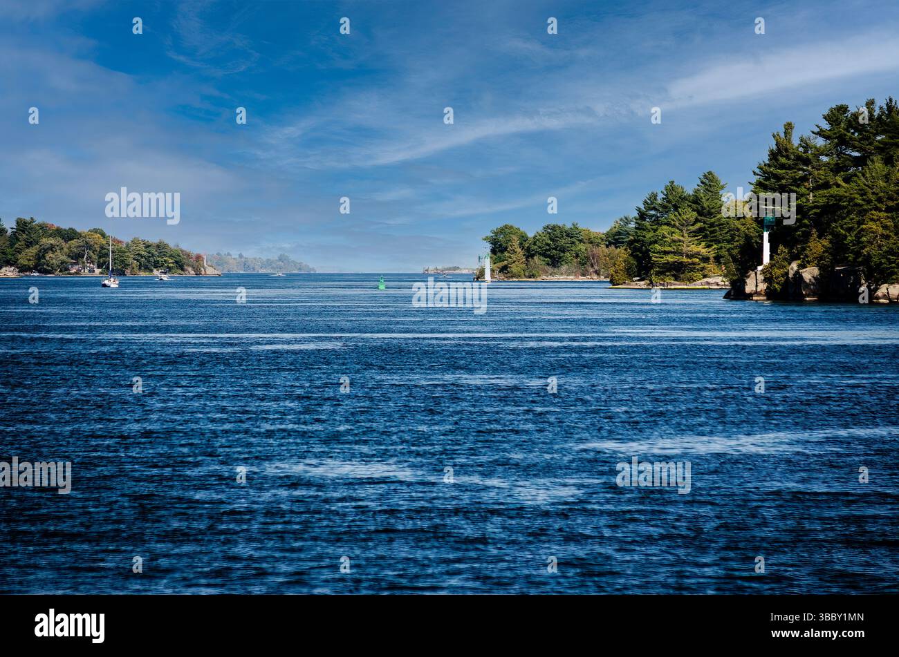 Fernsicht auf den St. Lawrence River mit Inseln auf beiden Seiten des Kanals Stockfoto Fernsicht auf den St. Lawrence River mit Inseln auf beiden Seiten des Kanals Stockfoto