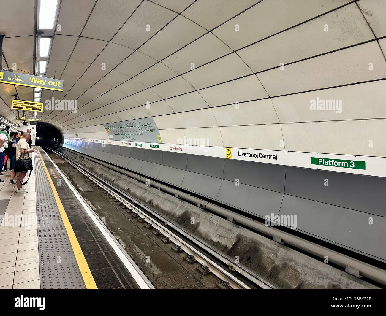 In der Metro-Station Liverpool mit Blick auf Gleise und Bahnsteig, wo Passagiere auf Züge warten. Redaktionelles Foto, 17. Mai 2025. - Smartphone-aufgenommenes Stockfoto