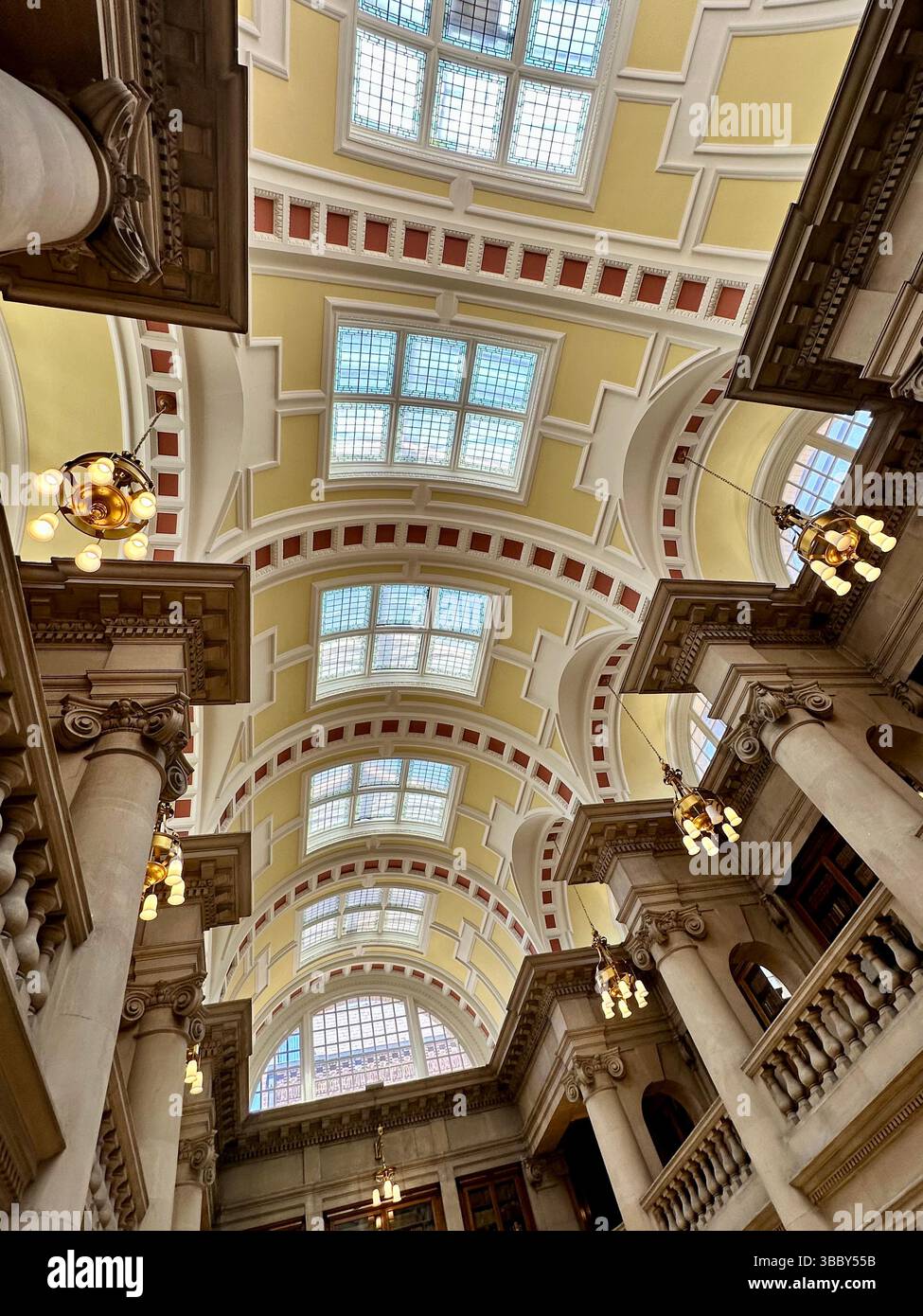 Innenraum der Hornby Library in Liverpool Central Library mit verzierten Decken, Steinsäulen und Balustradbalkon. Keine Personen sichtbar. - Smartphone-aufgenommenes Stockfoto