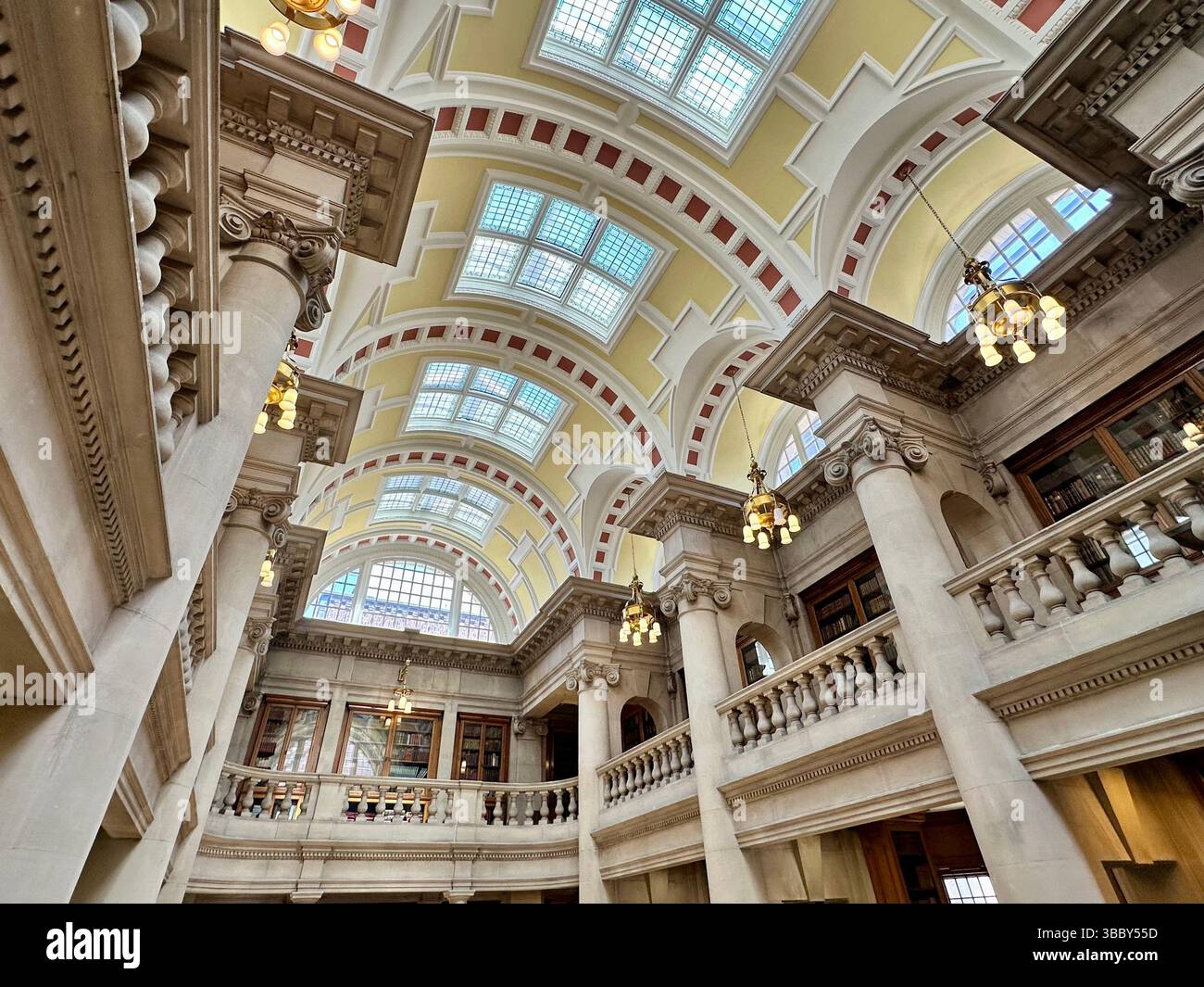 Innenraum der Hornby Library in Liverpool Central Library mit verzierten Decken, Steinsäulen und Balustradbalkon. Keine Personen sichtbar. - Smartphone-aufgenommenes Stockfoto