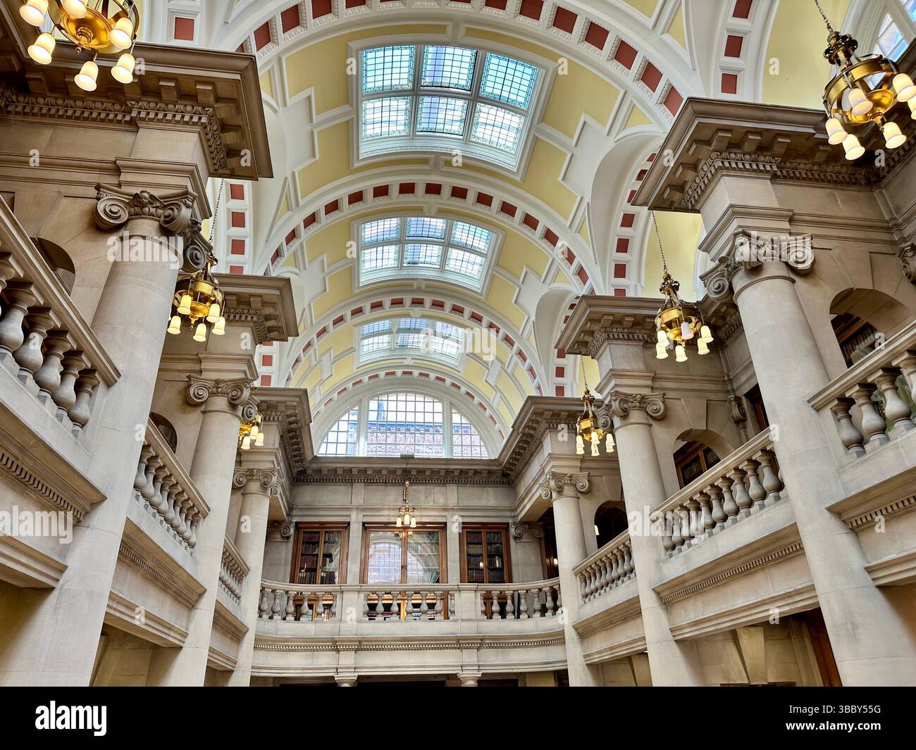 Innenraum der Hornby Library in Liverpool Central Library mit verzierten Decken, Steinsäulen und Balustradbalkon. Keine Personen sichtbar. - Smartphone-aufgenommenes Stockfoto