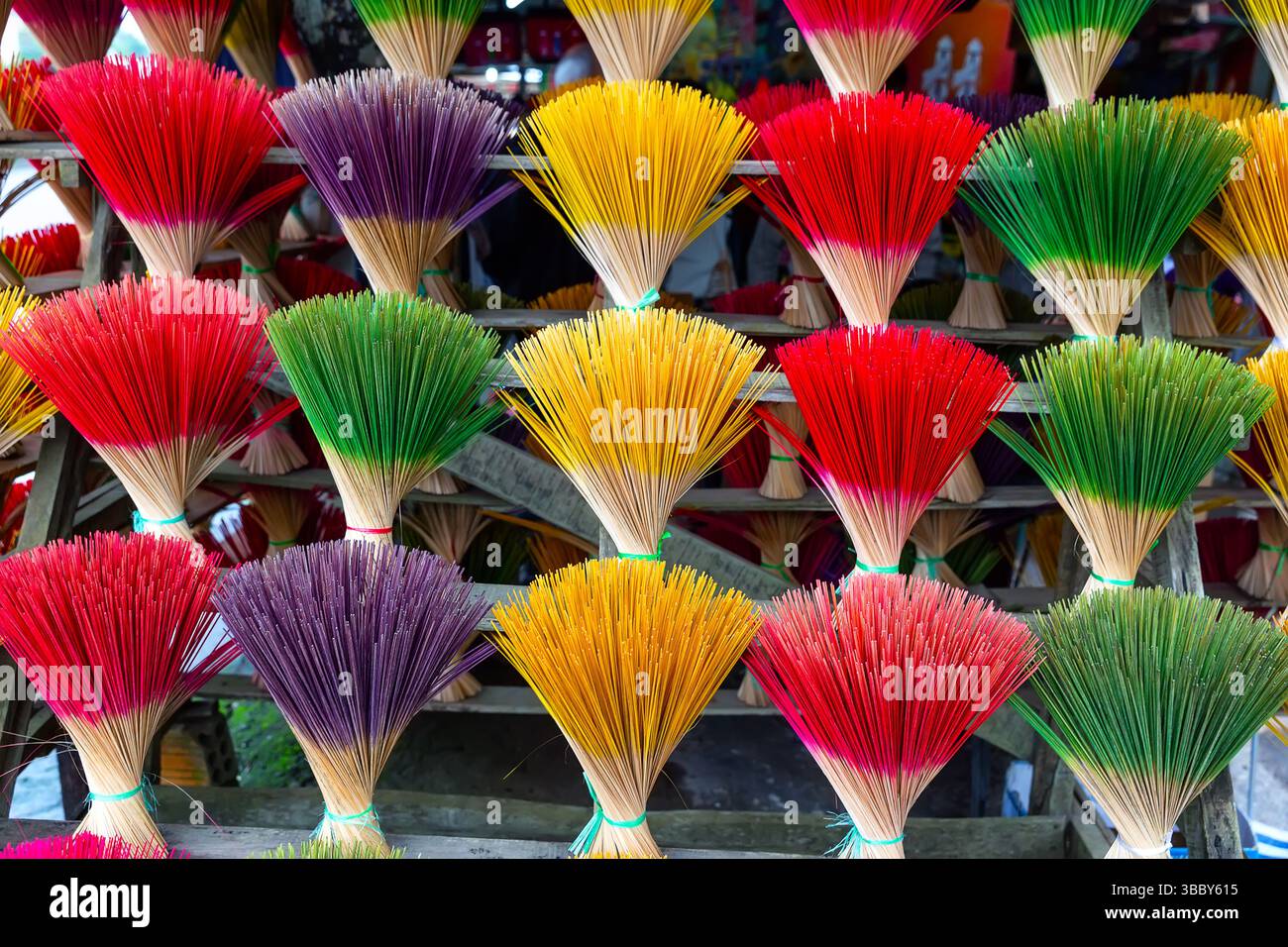 Bunte Räucherstäbchen bündeln sich in Hue Village, Vietnam, Asien. Stockfoto