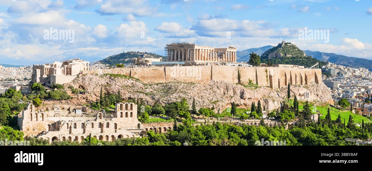 Panoramablick auf Athen und Akropolis an einem sonnigen Tag in Griechenland. Stockfoto
