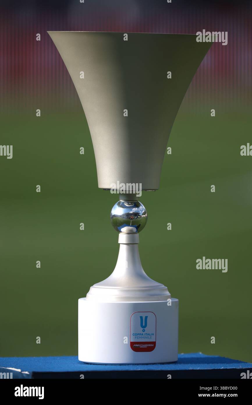 Como, Italien. Mai 2025. Die Coppa Italia Trophäe vor dem Finale Juventus gegen AS Roma Coppa Italia im Stadio Giuseppe Sinigaglia, Como. Der Bildnachweis sollte lauten: Jonathan Moscrop/Sportimage Credit: Sportimage Ltd/Alamy Live News Stockfoto