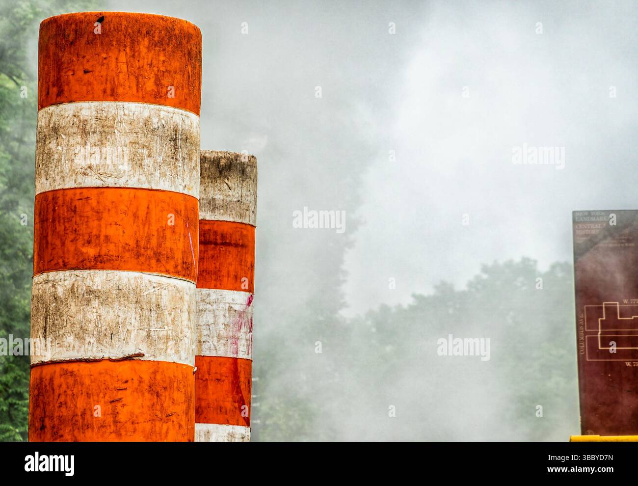 Rote und weiße Stangen umgeben von Dampf Stockfoto