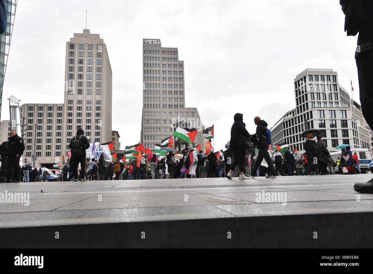 Berlin, Deutschland. Mai 2025. Demonstranten stehen bei einer pro-palästinensischen Demonstration am Potsdamer Platz. Quelle: Paul Zinken/dpa/Alamy Live News Stockfoto