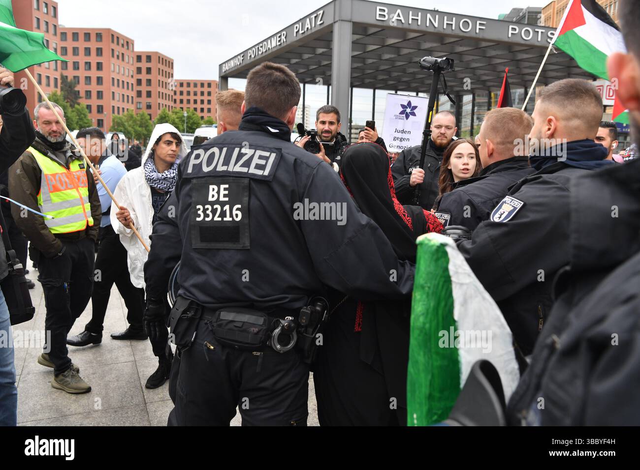 Berlin, Deutschland. Mai 2025. Demonstranten und Polizisten stehen bei einer pro-palästinensischen Demonstration am Potsdamer Platz. Quelle: Paul Zinken/dpa/Alamy Live News Stockfoto
