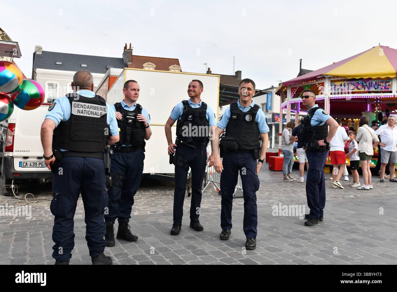 Französische Polizei-Gendarmen im Dienst am 1. Mai La Fête du Muguet (Tag der Lilly des Tals) am Tag der Arbeit in Guines in Nordfrankreich 2025 Stockfoto