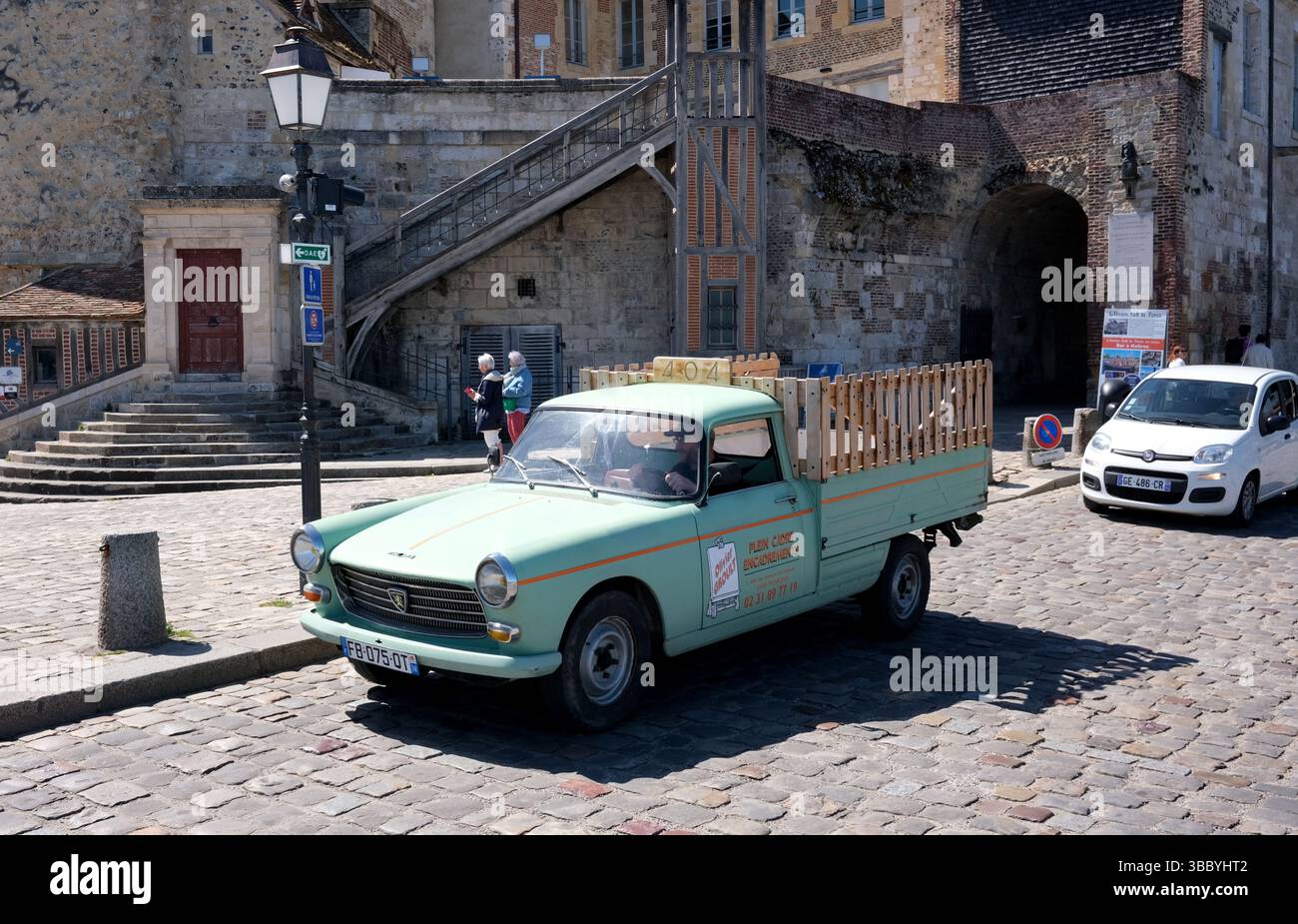 Alter Peugeot 404 Pick-up Truck in Honfleur, Normandie, Calvados, Frankreich Stockfoto