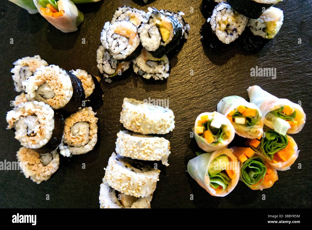 Frisches Sushi auf einem schwarzen Teller Stockfoto