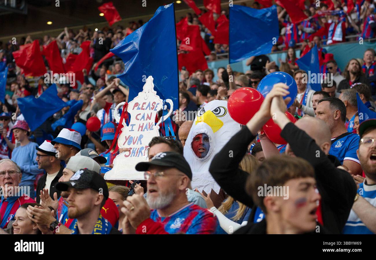 London, Großbritannien. Mai 2025. Crystal Palace Fans während des Spiels. Das Finale des Emirates FA Cup, Crystal Palace gegen Manchester City im Wembley Stadium in London am Samstag, den 17. Mai 2025. Nur redaktionelle Verwendung. bild von Sandra MailerAndrew Orchard Sportfotografie/Alamy Live News Credit: Andrew Orchard Sportfotografie/Alamy Live News Stockfoto