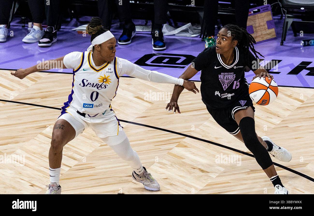 16. Mai 2025 San Francisco CA, USA Golden State Guard Tiffany Hayes (15) fährt im ersten Spiel der WNBA Valkyries gegen Los Angeles Odyssey Sims (0) in den Korb. L A Sparks besiegte G S Walküren 84-67 im Chase Center San Francisco Kalifornien Thurman James/CSM Stockfoto