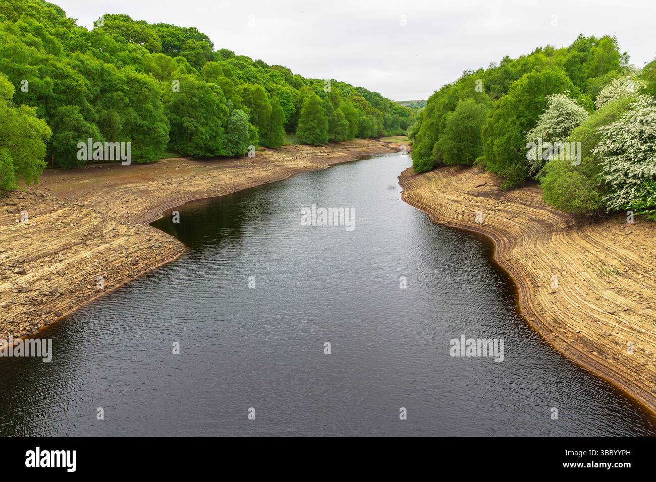Leighton Reservoir, Nidderdale, North Yorkshire, im Mai 2025 mit sehr niedrigen Wasserständen nach einem außergewöhnlich trockenen Frühling ohne Regen für viele Kinder Stockfoto