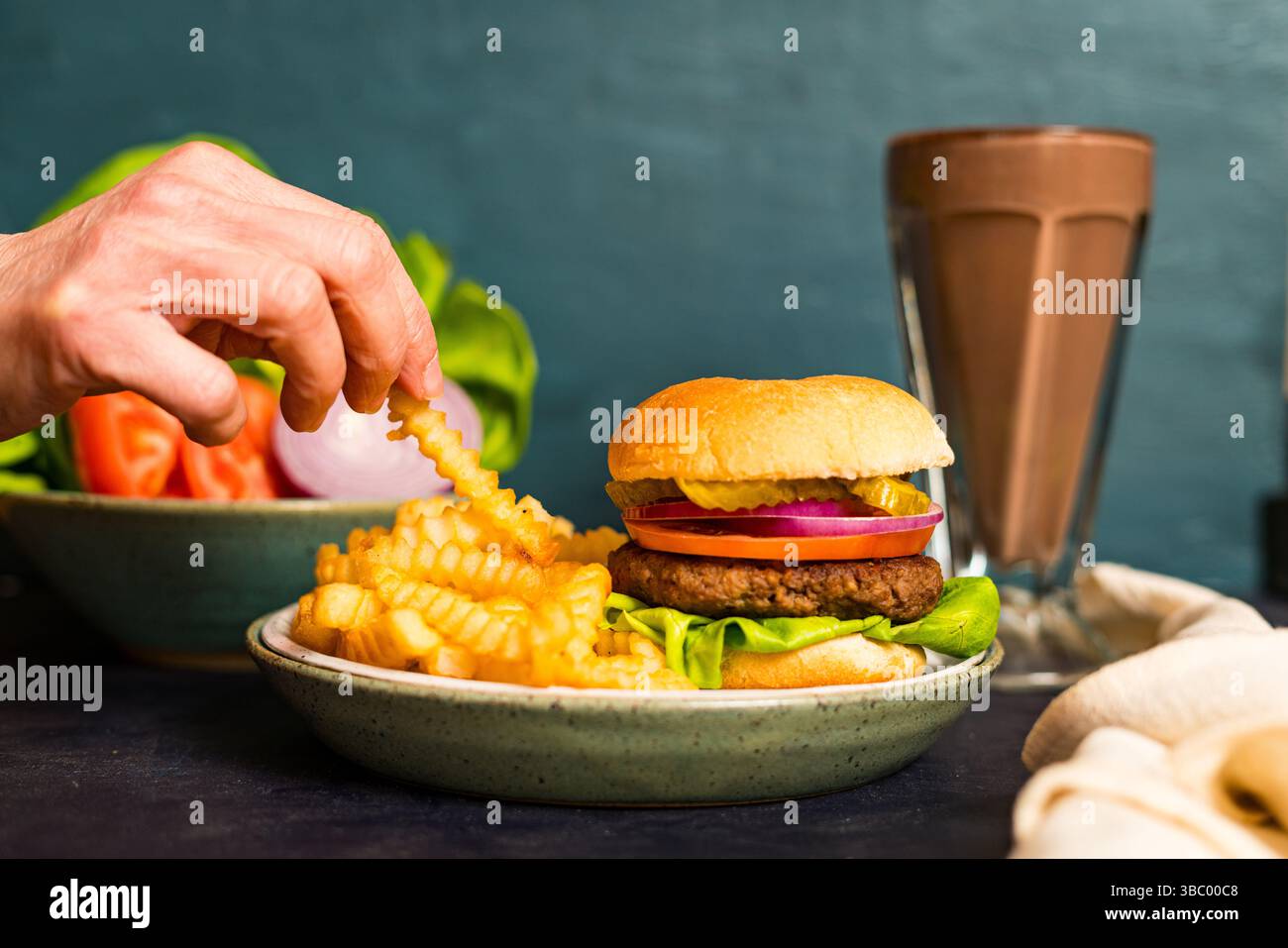 Hamburger mit Pommes frites und Schokoladenmilkshake Stockfoto
