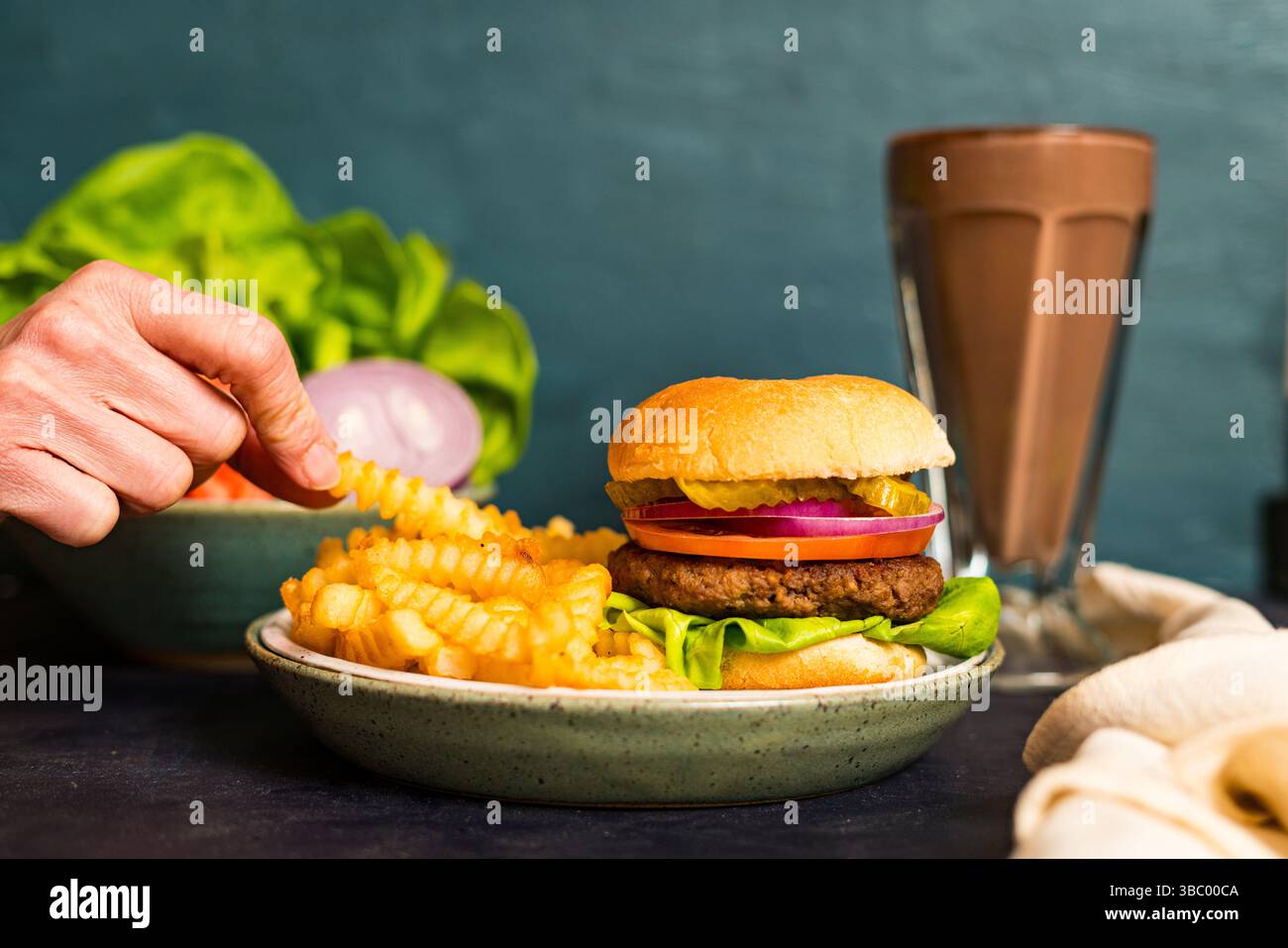 Hamburger mit Pommes frites und Schokoladenmilkshake Stockfoto