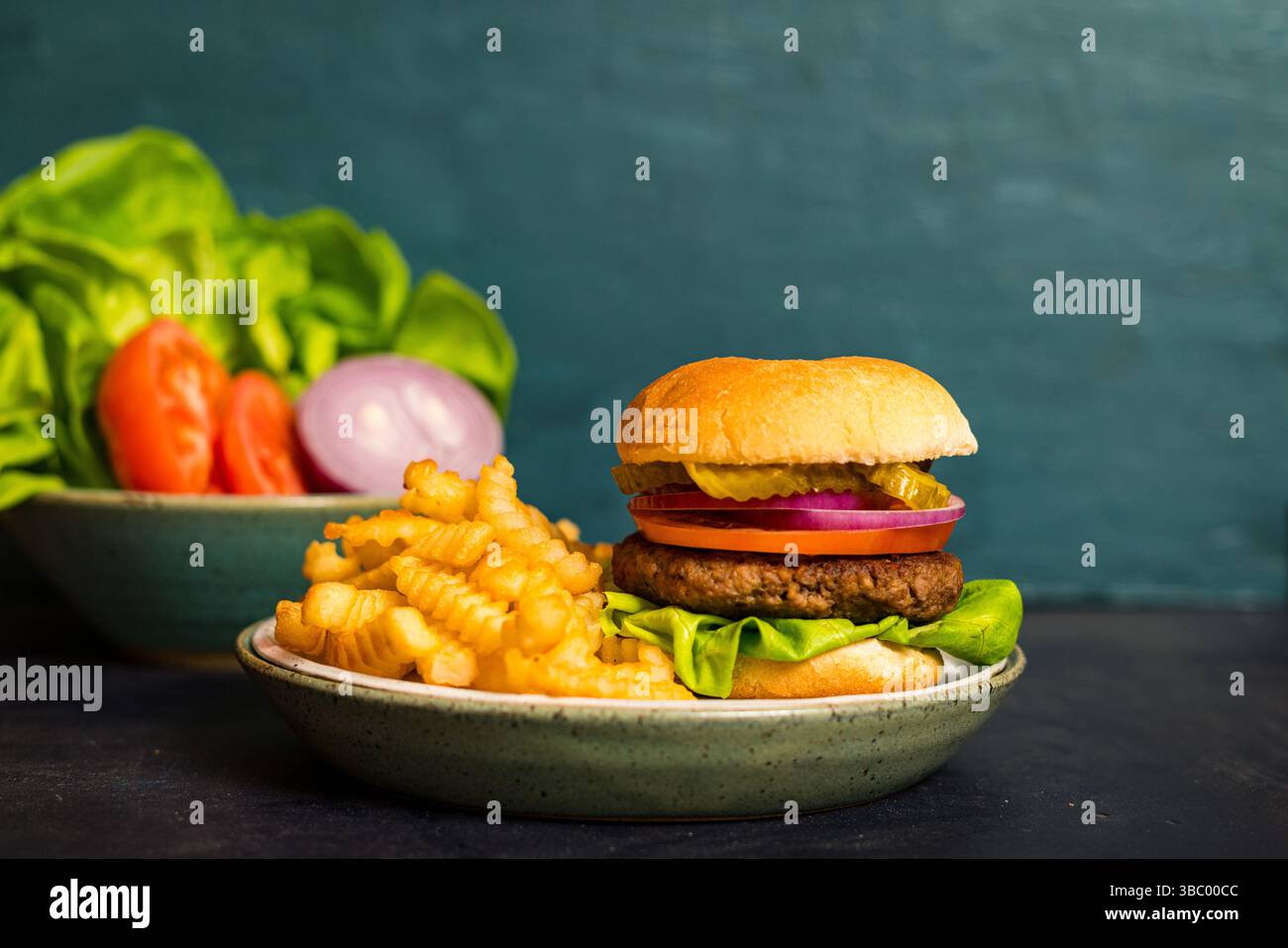 Hamburger mit Pommes frites Stockfoto