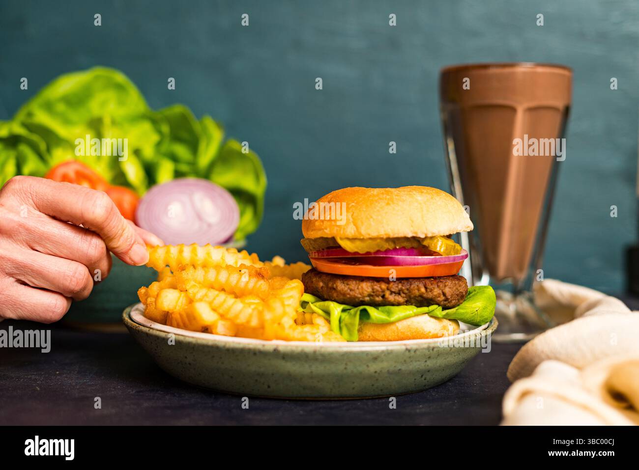 Hamburger mit Pommes frites und Schokoladenmilkshake Stockfoto