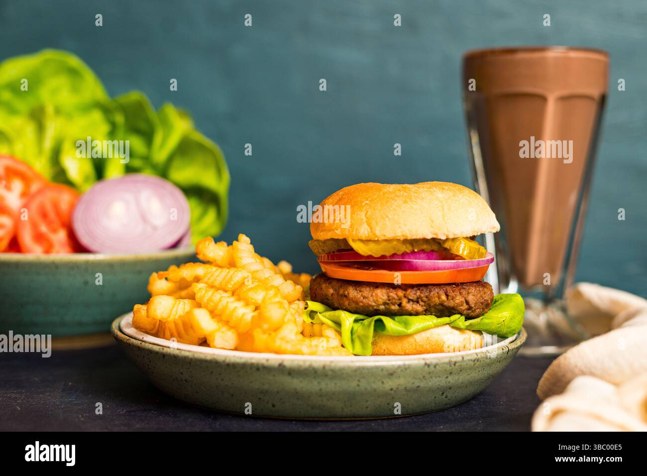 Hamburger mit Pommes frites und Schokoladenmilkshake Stockfoto