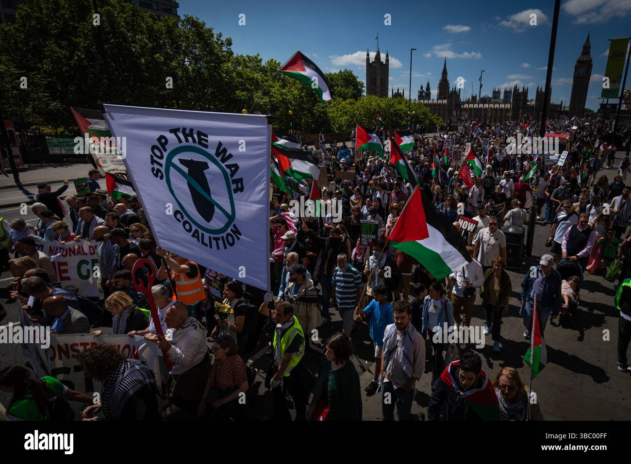 London, Großbritannien. Mai 2025. Demonstranten mit Bannern marschieren über die Westminster Bridge. Tausende von Menschen gehen auf die Straße, um am 77. Jahrestag der Nakba 1948 zu protestieren. Die Demonstration findet jedes Jahr statt, um die Massenvertreibung und Enteignung von PalestiniansÊduring im arabisch-israelischen Krieg von 1948 hervorzuheben. Andy Barton/Alamy Live News Stockfoto
