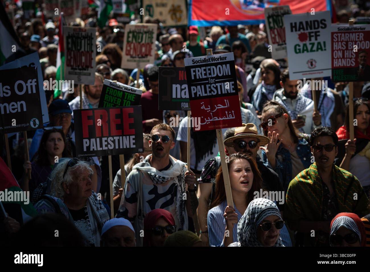 London, Großbritannien. Mai 2025. Leute mit Plakaten marschieren durch die Stadt. Tausende von Menschen gehen auf die Straße, um am 77. Jahrestag der Nakba 1948 zu protestieren. Die Demonstration findet jedes Jahr statt, um die Massenvertreibung und Enteignung von PalestiniansÊduring im arabisch-israelischen Krieg von 1948 hervorzuheben. Andy Barton/Alamy Live News Stockfoto