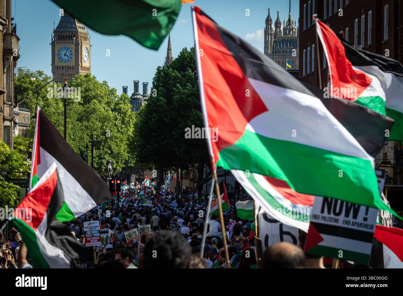 London, Großbritannien. Mai 2025. Demonstranten füllen Whitehall Ende märz. Tausende von Menschen gehen auf die Straße, um am 77. Jahrestag der Nakba 1948 zu protestieren. Die Demonstration findet jedes Jahr statt, um die Massenvertreibung und Enteignung von PalestiniansÊduring im arabisch-israelischen Krieg von 1948 hervorzuheben. Andy Barton/Alamy Live News Stockfoto