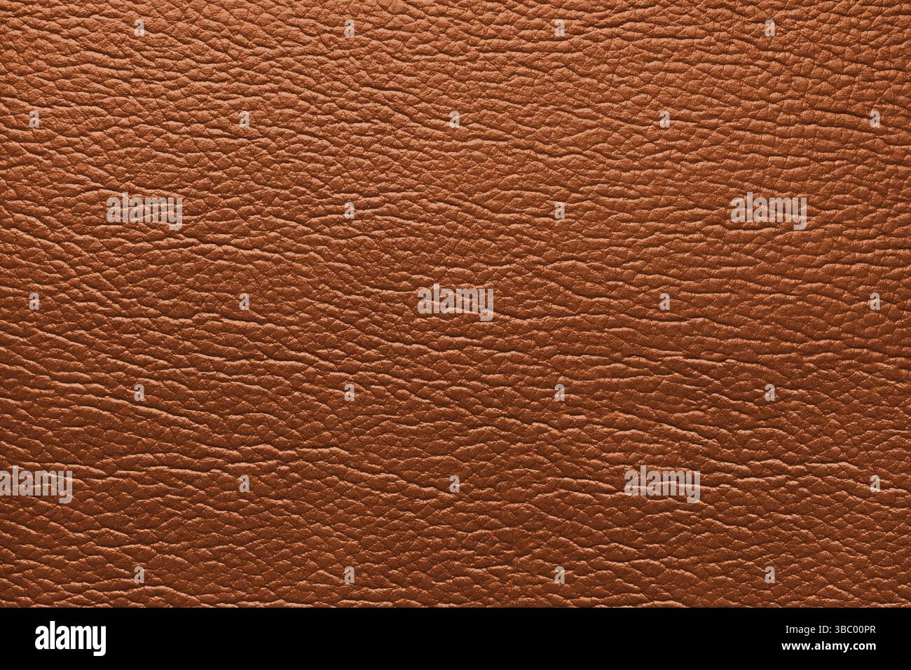 Glanzstruktur aus echtem Leder, natürliche Hautoberfläche mit Prägemuster. Künstliche orangene Lederrette aus Nahaufnahme, Makrostruktur. Backg Stockfoto