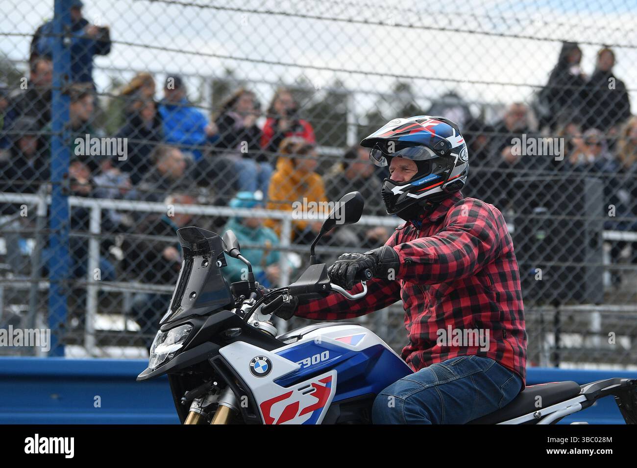 Cesky Lipa, Tschechische Republik. Mai 2025. Präsident Petr Pavel kommt mit seinem Motorrad BMW GS 900 zur Sosnova Classic 2025, einer Show historischer Rennwagen, im Driving Camp autodrom in Sosnova, Region Ceska Lipa, Tschechien, am 17. Mai 2025. Quelle: VIT Cerny/CTK Photo/Alamy Live News Stockfoto