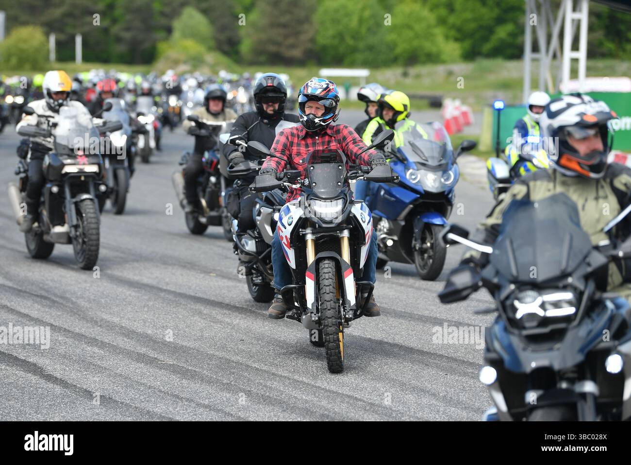 Cesky Lipa, Tschechische Republik. Mai 2025. Präsident Petr Pavel, Center, kommt mit seinem Motorrad BMW GS 900 zur Sosnova Classic 2025, einer Show historischer Rennwagen, im Driving Camp autodrom in Sosnova, Region Ceska Lipa, Tschechien, am 17. Mai 2025. Quelle: VIT Cerny/CTK Photo/Alamy Live News Stockfoto