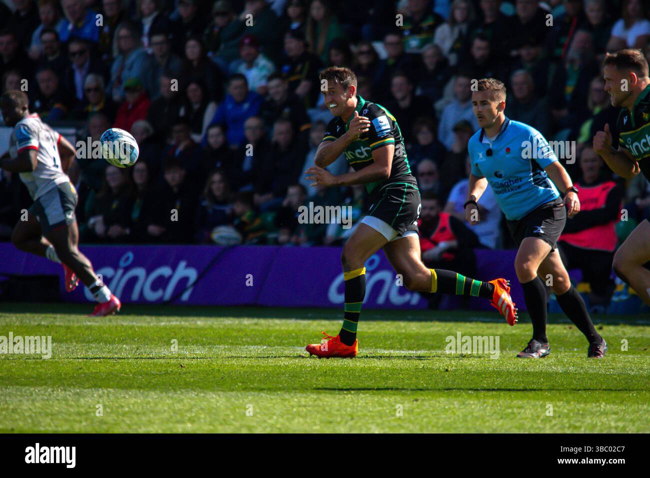 Northampton, Großbritannien, 17. Mai 2025 die Northampton Saints Scrum Half Alex Mitchell dreht den Ball im Gallagher Premiership Rugby im Cinch Stadium, Northampton, UK. Alex Williams / Alamy Live News Stockfoto