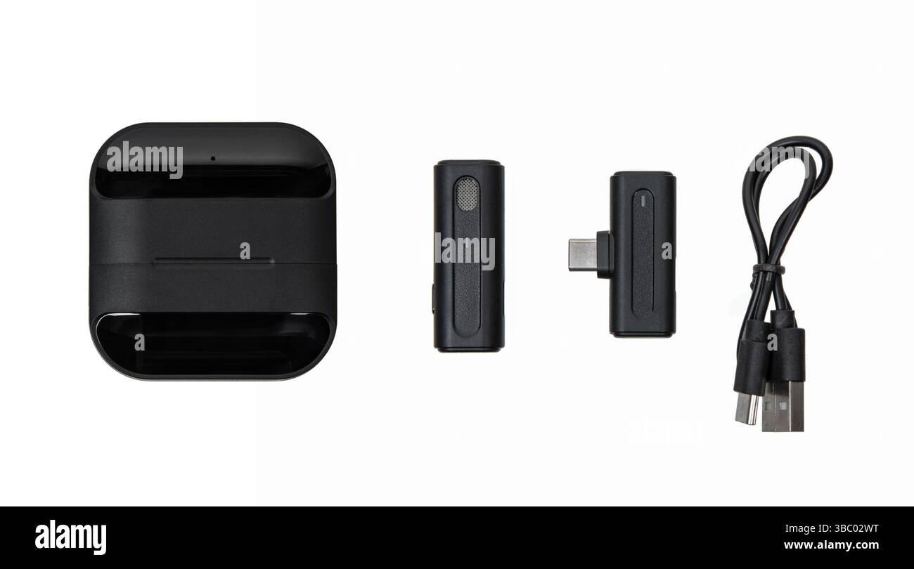 Drahtloses Mikrofonkit mit USB-C-Empfänger, Ladetasche und USB-Kabel isoliert auf weißem Hintergrund. Stockfoto