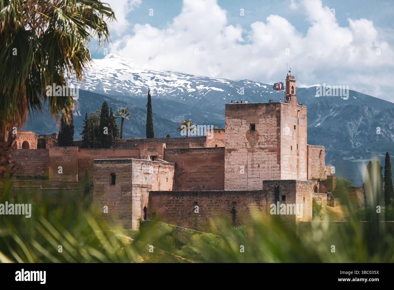 Schnee sichtbar in der Sierra Nevada hinter der Alhambra, Granada, Spanien Stockfoto