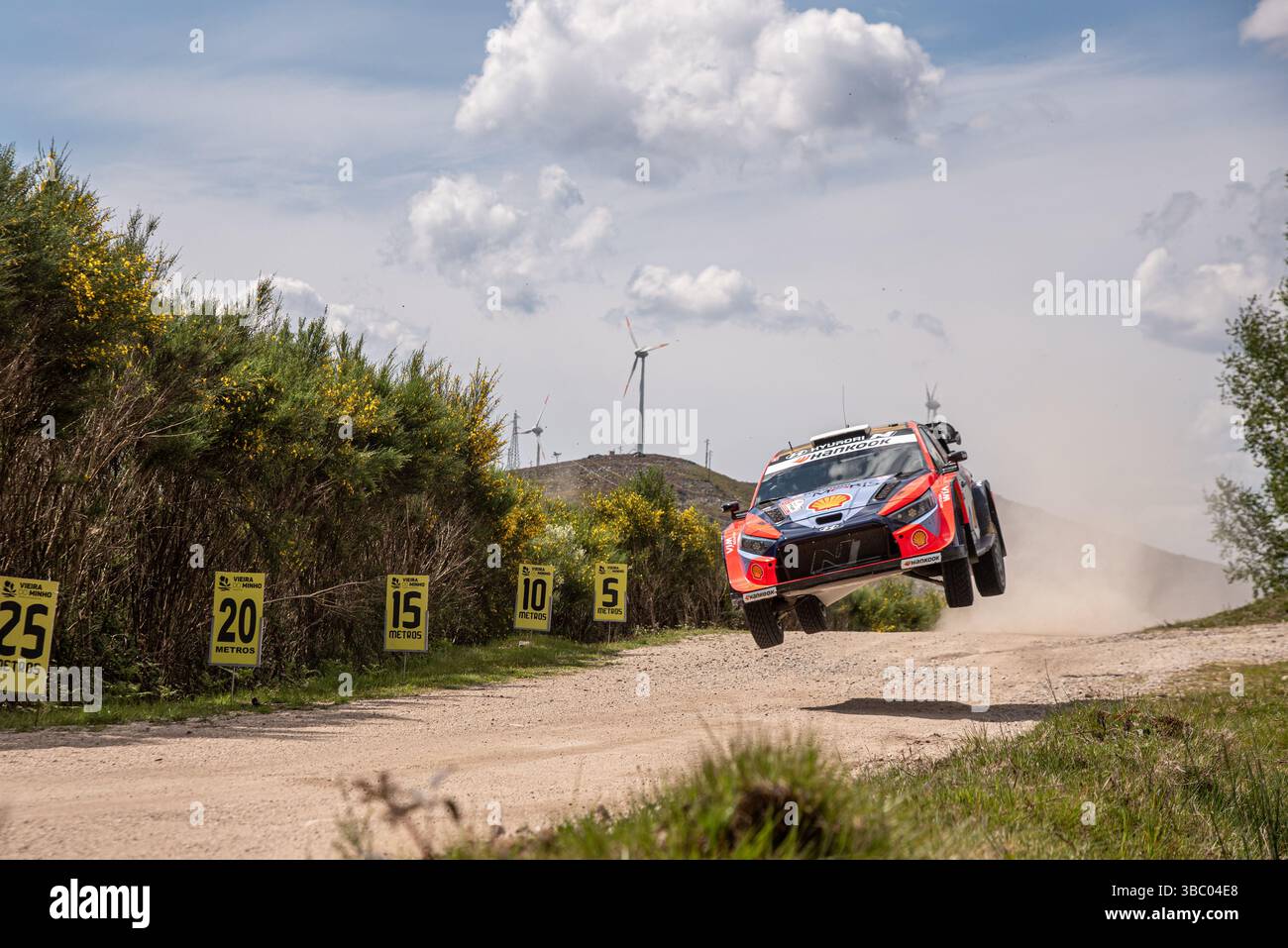 OTT TÄNAK(Est),Martin JÄRVEOJA(Est) auf einer HYUNDAI i20 N Rally1 eines Teams HYUNDAI SHELL MOBIS WORLD RALLYETEAMS in Aktion während der FIA WRC Vodafone RALLYE Portugal in Matosinhos, Portugal, am 17. Mai 2025. Stockfoto