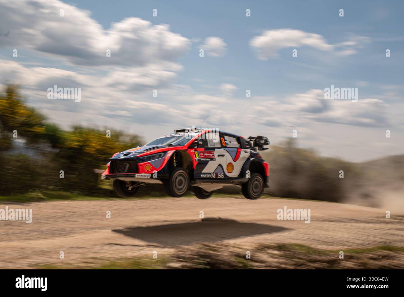 OTT TÄNAK(Est),Martin JÄRVEOJA(Est) auf einer HYUNDAI i20 N Rally1 eines Teams HYUNDAI SHELL MOBIS WORLD RALLYETEAMS in Aktion während der FIA WRC Vodafone RALLYE Portugal in Matosinhos, Portugal, am 17. Mai 2025. Stockfoto