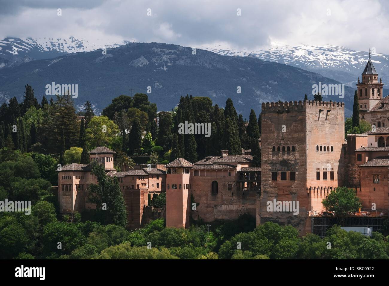 Schnee sichtbar in der Sierra Nevada hinter der Alhambra, Granada, Spanien Stockfoto