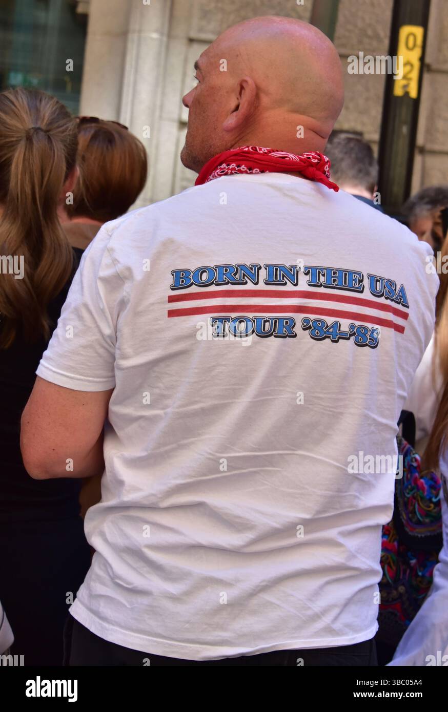 Fans von Bruce Springsteen warten vor dem Stock Exchange Hotel, wo Springsteen übernachtet, während er Konzerte mit der E Street Band in der Co-op Live Arena in Manchester, Großbritannien, aufführt; 17. Mai 2025. Stockfoto