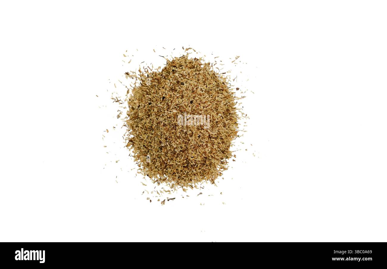 Auf weißem Hintergrund wird ein Haufen hellbrauner, fein geschredderter Kräuter oder Gewürze gezeigt. Der Haufen ist etwas unregelmäßig geformt, mit kleinen Stücken Stockfoto