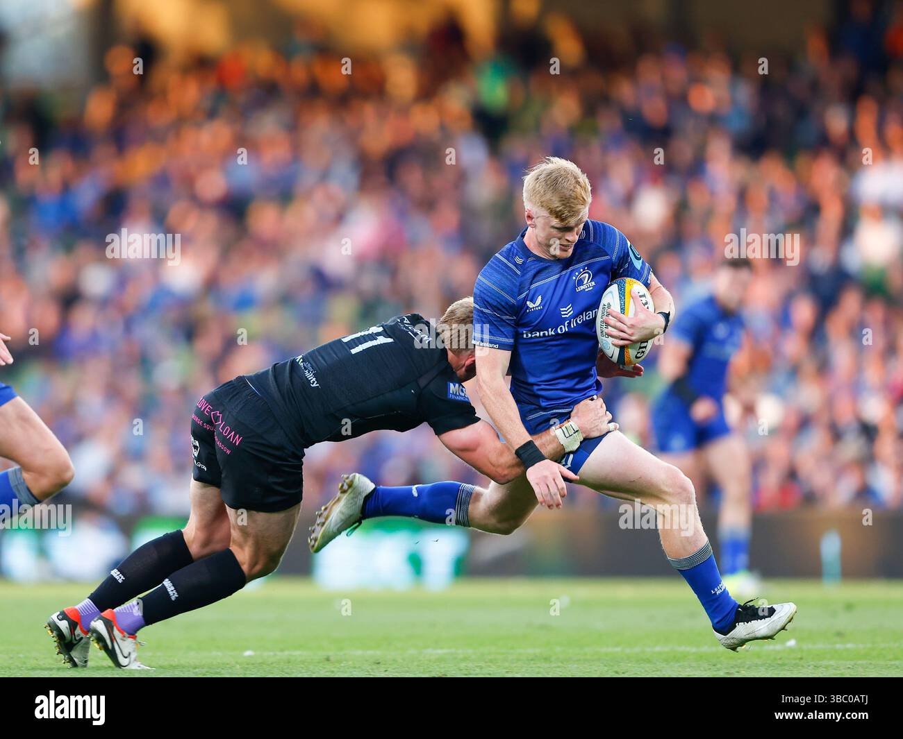 Aviva Stadium, Dublin, Irland. Mai 2025. United Rugby Championship, Leinster gegen Glasgow Warriors; Jamie Osborne von Leinster wird von Kyle Steyn (c) von Glasgow Warriors angegriffen Stockfoto